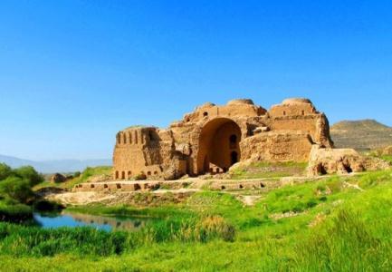 جاده عسلویه به شیراز از حریم کاخ اردشیر بابکان میگذرد جاده عسلویه به شیراز از حریم کاخ اردشیر بابکان میگذرد