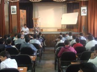 گفتگو با دانش آموزان دبیرستان فیروز بهرام در تالار این آموزشگاه