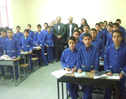 بازدید از دبستان دینیاری یزد و گفتگو با آموزگاران و دانش آموزان در کلاس درس